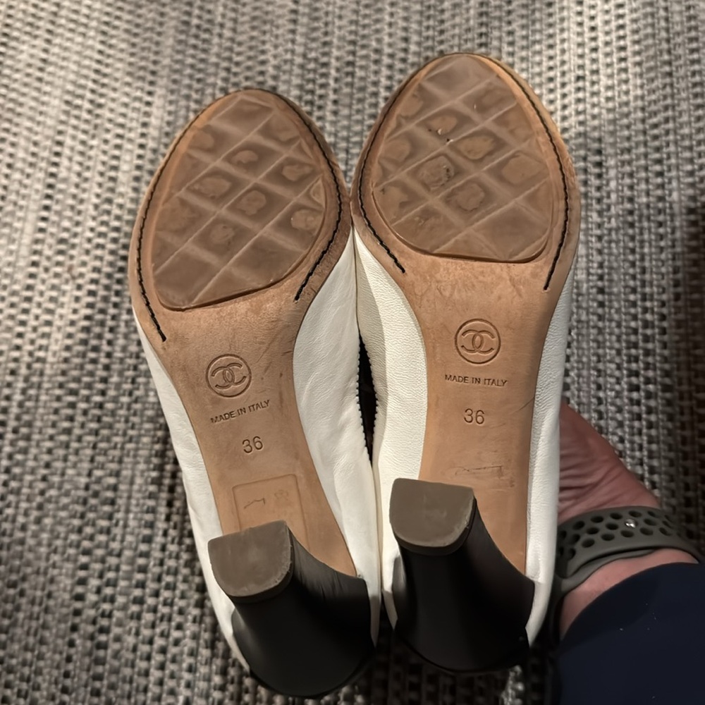 Chanel Vintage Spirit leather heels w/grosgrain trim, cap toes and heel tabs - Picture 12 of 13